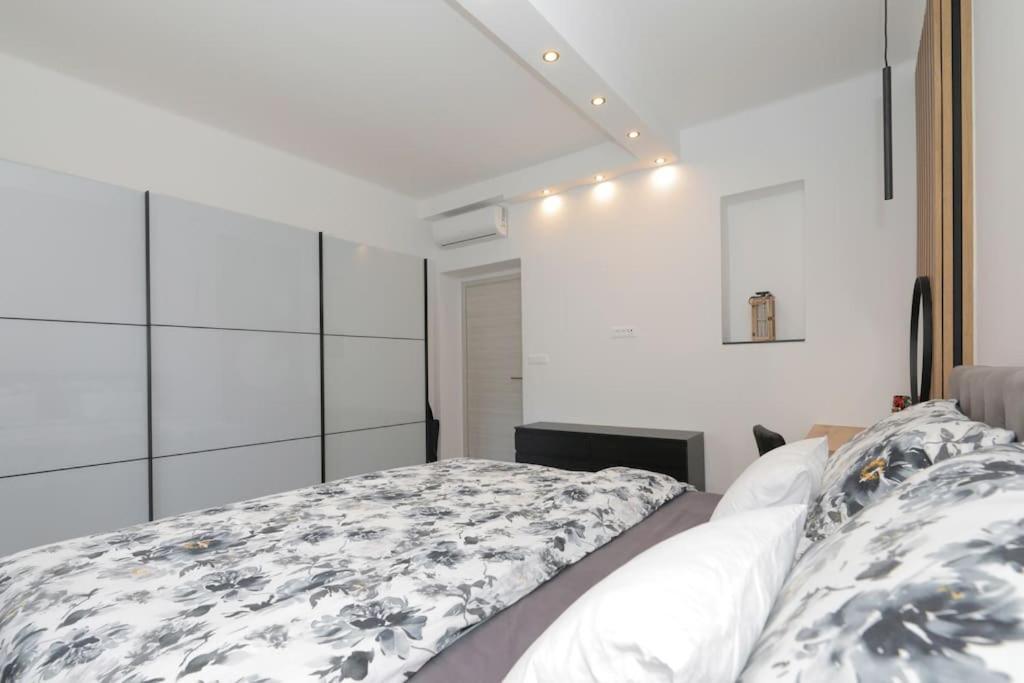 Tata Apartment Split Bagian luar foto